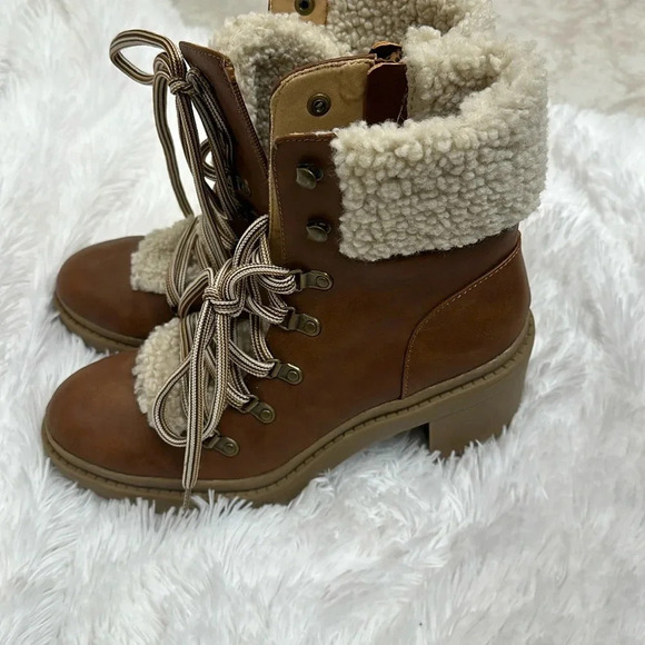 NEW Universal Thread Shearling Boots size 10 - Picture 1 of 8